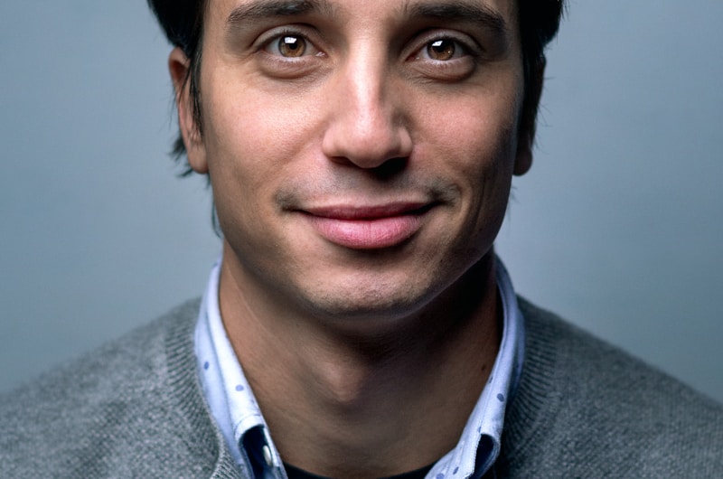 "Ik heb 18 chirurgische ingrepen gehad. Ik stierf bijna vijf keer. Dit is geen zorg — dit is marteling." — Scott Newgent, oprichter TReVoices